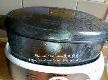 step1: 鹹蛋洗淨 , 放入電蒸鍋內蓋上蓋蒸25分鐘
