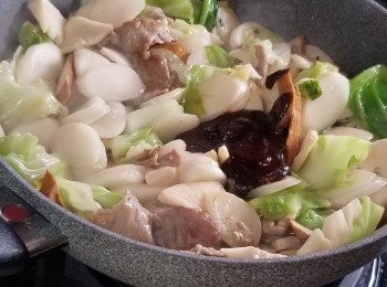 step6: 將香荀及調味料加入，炒勻。