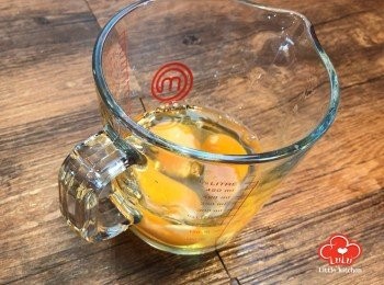step1: 先將蛋打進量杯，看看份量是多少，再決定水量