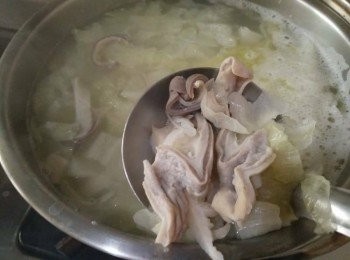 step3: 接著，大同電鍋內鍋加滿至1000cc的水量，依序放入薑片、酸菜、豬肚【澎湖豬肉】，好讓薑片和酸菜味道能入湯頭，以作為高湯，外鍋放2杯水，將豬肚【澎湖豬肉】蒸熟30-45分鐘，至電鍋自動跳起，