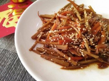 step4: 最後，即可盛盤上桌享用日本年節菜餚「御節料理-筑前煮」【餐桌上的年菜】【豆豆愛的料理】。
