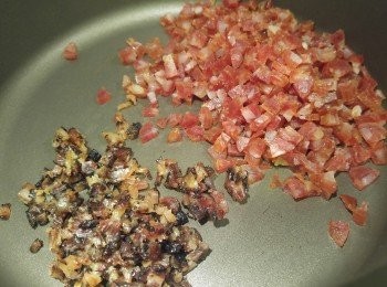 step4: 先用白鑊炒臘腸和臘肉粒。