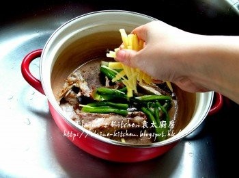 step4: 煲內加少油爆香燒鴨骨 , 放入雪菜頭 , 薑絲 , 蔥段及八角