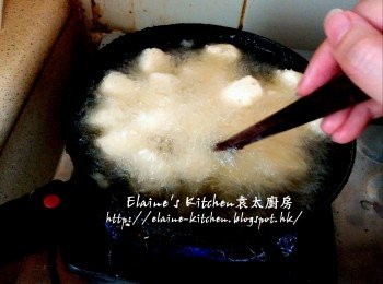 step9: 放入鑊中以半煎方式 , 用筷子輕輕拌一拌勻豆腐粒以免黏埋一團