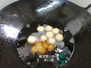 step3: 油熱後(至微出煙)熄火,放入笑口棗，一次過不要放太多,易掌握油溫。至浮起,並有裂口。