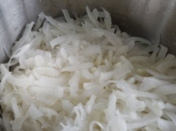 step2: 將蘿蔔去皮，一半份量蘿蔔用廚師機刨成粗條，其餘蘿蔔刨幼絲。