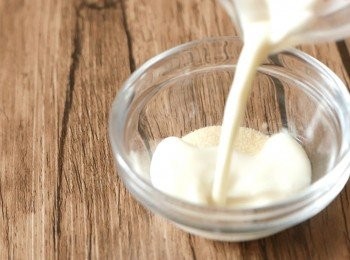 step1: 把30毫升冰凍的3.6牛奶加入魚膠粉中攪勻後靜置5分鐘以上。