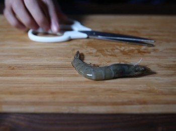 step2: 第二種方式：拿一把廚房用的剪刀，從蝦頭的部分將蝦子背部的殼剪開來，再用牙籤或是拿到水龍頭前清洗乾淨就可以了喔。