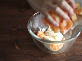 step4: 接著將沙拉醬、檸檬汁與炸好的蝦仁攪拌均勻。