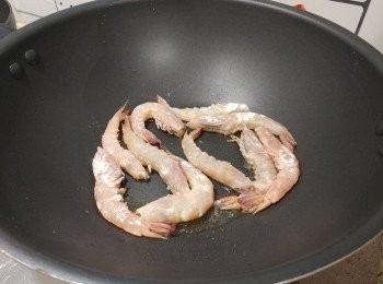step6: 燒熱兩湯匙油， 將蝦中火煎炒至剛熟