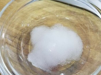 step2: 雞身抹上 <span class="group_2">雞醃料</span>。抹勻後剩餘的抹在雞身內。醃最少 1小時。