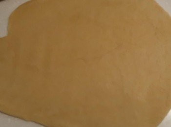 step5: 將步驟四的麵團桿平，怕黏手的，可以再上一點麵粉。