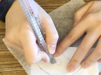 step10: 【<span class="group_4">龍貓裝飾</span>做法】
用牛油紙剪出眼睛及身體。