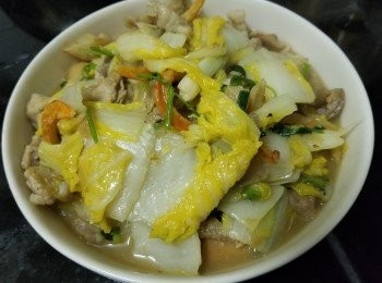 step8: 將蝦乾稍為沖洗用適量清水浸至軟身 , 隔乾水份水留用 , 腩肉用少少糖 , 少少雞粉 , 麻油 , 生粉醃 15 分鐘 . 

起油鑊爆香蒜頭 , 乾蔥將煎香腩片上碟 , 再爆香蒜頭 , 乾蔥 , 薑片爆炒津白 , 加少少糖 , 雞粉 , 鹽炒至少少軟身 , 再放入蝦乾 , 冬菜蓋好煮約 1 分鐘 , 再將腩片回鑊 , 大火炒至收汁 , 少少麻油 , 放入蔥段 , 芫茜少少生粉水埋芡 , 完成 . 

注意 : 津白在炒煮過程會出水 , 所以鑊要燒紅才放入津白 , 大火炒及不要隨便