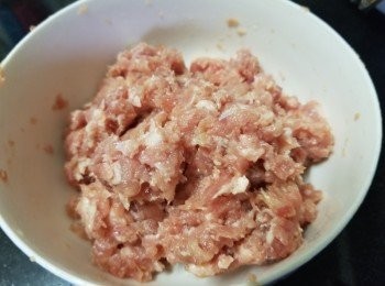 step5: 用雞粉，糖，麻油，生粉撈好醃 15 分鐘