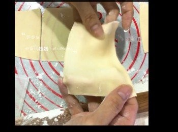 step1: 1A.用麵包機，餃子皮模式搓粉團

1B.亦可用手搓粉團。
混合材料，用筷子攪拌，攪至成團比較乾身便可用手搓了。約搓5分鐘至光滑麵團。蓋上保鮮紙靜止10分鐘便可。

2.拿出麵團，搓成圓/方形。
3.撒上手粉。分成4分，長條形。
4.檊成薄長麵皮。
5.切成方形，完成