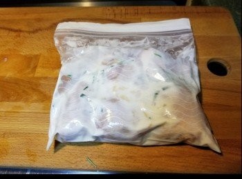 step1: 迷迭香用手撕碎和調味料放入雞腿中醃一晚，記得要存放係雪櫃既普通格。