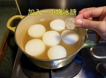 step1: 白蘿蔔去皮切件，鍋中加入白蘿蔔和雞湯，加入一小塊冰糖，待煮滾後轉小火煮25分鐘