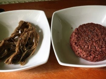 step1: 材料：(2人份量)
米 1.5杯(正常米杯)
未來漢堡(Beyond Burger) 1件
甜梅菜 60g