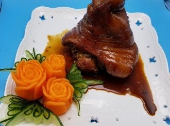 step12: 取出元蹄上碟,將汁淋上元蹄上即可