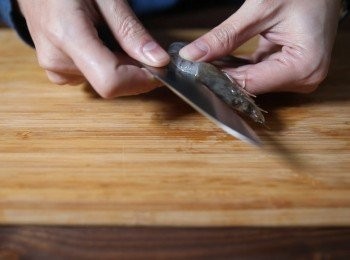 step3: 第三種方式：先將蝦子背部的殼剝掉，接著用菜刀將蝦子的背部切開來，再來就可以簡單的將泥腸清除乾淨了喔。