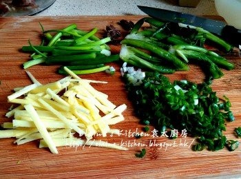 step2: 雪菜沖一沖洗切去頭(雪菜頭留起) , 薑去皮切絲 , 蔥切段及切粒
