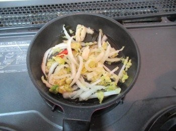 step3: 取小鍋子,倒入酒,味霖,蒜碎及辣椒煮滾,出香氣放入步驟2拌勻.