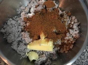 step2: 趁熱壓鬆後，加入糖及無鹽奶油拌勻，可以手帶手套揉勻。