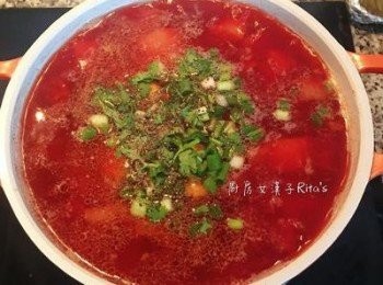 step12: 煮好的湯色鮮紅香甜！放入蔥花和香菜末，灑些黑胡椒粉即可。