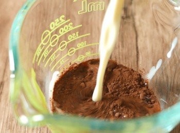 step4: 如做朱古力味，在容器中加入無糖可可粉和即溶咖啡粉，趁熱加入少量煮好的牛奶忌廉攪拌至可可粉和咖啡粉完全溶化後，加入餘下的牛奶忌廉攪勻。