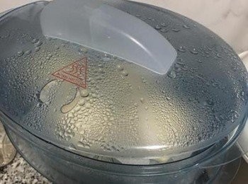 step14: 蒸好後不要一下子就掀開蓋子,開一小口讓蒸氣散出後再取出饅頭放涼。