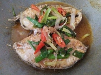 step2: 熱鍋， 倒入橄欖油【得意的一天】， 接著放入洋蔥爆香，約略1分鐘，等洋蔥香氣出來，轉中小火，