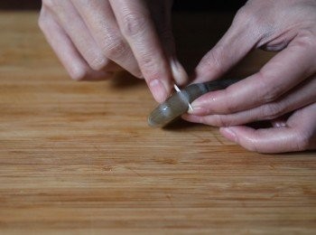 step1: 第一種方式：使用牙籤從頭或尾巴數過來第二的關節處插入，接著輕輕的往外撥出來，然後妳就會看到泥腸被妳挑出來了，這個時候在用手將泥腸完整的拉出來就完成了。＊假設斷掉也不要擔心，從另外一邊再操作一次就可以了喔。