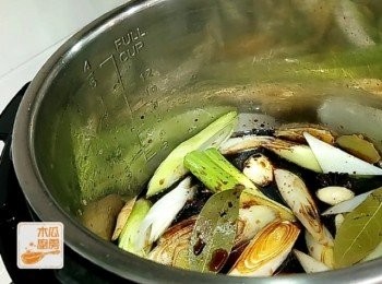 step4: 倒入花雕酒、老抽、生抽