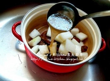 step11: 煲內再放入鴨腿 , 冬瓜及之前隔去材料的湯拌勻 , 蓋上蓋用中火再煲15分鐘