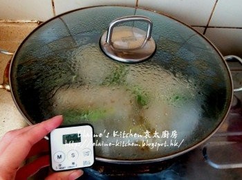 step4: 蓋上蓋用中火煮10分鐘 , 再熄火焗20分鐘