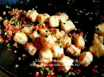 step13: 將豆腐回鑊 , 加少許椒鹽快手拌勻 , 上碟時灑上七味粉即可