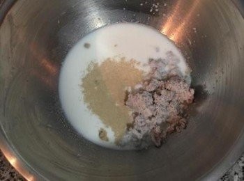 step2: 取一料理盆, 放入保久乳, 砂糖,即溶酵母,芋泥, 略為攪拌混勻後,