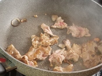 step3: 將豬腩片加入，炒至七成熟。