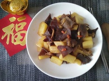step3: 盛盤上桌後，再擺上吉祥春聯「福」和「招財進寶」字樣，能討個好兆頭，