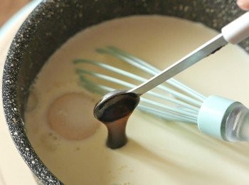 step3: 把浸泡過的魚膠牛奶和雲呢拿香油加入鍋中，攪拌至魚膠粉完全溶化後離火。