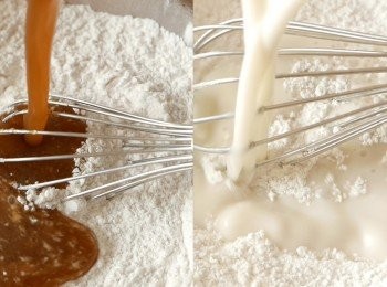 step6: 把兩層材料中的馬蹄粉、木薯粉和鹽分別放入大碗中拌勻後，分別加入己放涼的紅棗水及椰汁攪拌至沒有乾粉粒，然後分別加入菜油攪勻。分別以網篩過濾粉漿，去除粉粒。