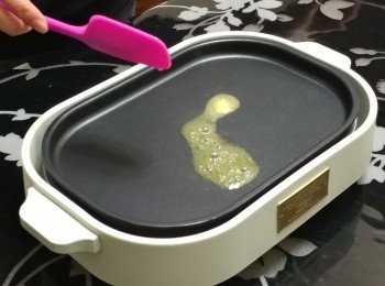 step1: 烤盤熱後投下一粒牛油