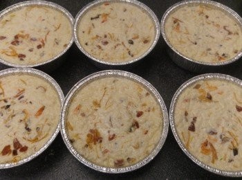 step13: 盆底掃一層油, 再平均分配在六個細盆中。