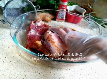 step1: 鴨腿洗淨抹乾水份放入器皿內 , 加入酒及老抽拌勻 , 蓋上保鮮紙靜待1小時