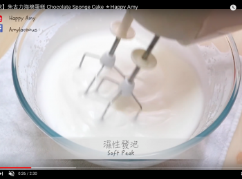 step1: 用電動打蛋器把蛋白打至起泡，再續少加入40g糖打至8成企身（濕性發泡）。