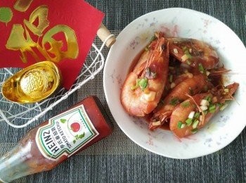 step4: 再擺上春聯「福」和「招財進寶」字樣，【澎湖野生水產的產品皆通過政府檢驗及SGS認證，讓大家吃得更安心， 更是五星級飯店主廚指定<span class="group_1">食材</span>，讓大家有實惠價格輕鬆吃到頂級<span class="group_1">食材</span>。 】