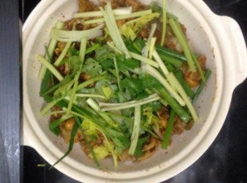 step11: 到15分鐘時，把蔥、唐芹、芫茜加入炒勻，再加蓋多煮5分鐘即成