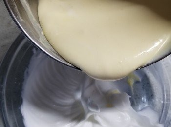 step14: 再將已拌勻蛋白的麵糊倒入其餘蛋白內,用輕手切拌式拌勻