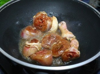 step4: 熱鍋之後倒入少許的食用油，再放入已事先醃製好的雞腿肉煎至兩面微焦